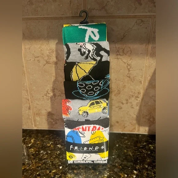 FRIENDS The TV Series 6 Pair of Casual Cree Men’s Socks NWT size 8-12 - Picture 1 of 5
